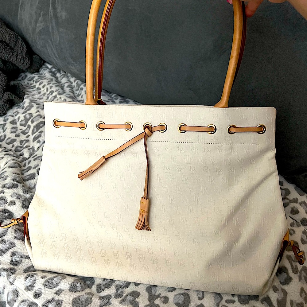 Classic linen Crème/white Dooney and Bourke large handbag (White tassel tote)